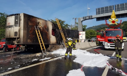 Incendio di un camion sulla A26 in direzione Genova