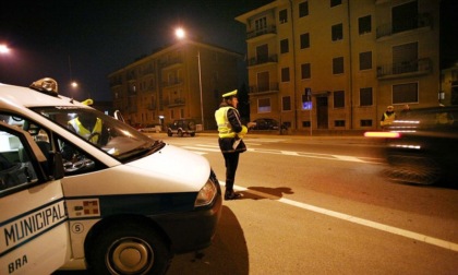 Furgone non si ferma all'alt dei vigili e sperona la volante