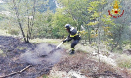 Vigili del Fuoco spengono incendio nei boschi a Bogliasco