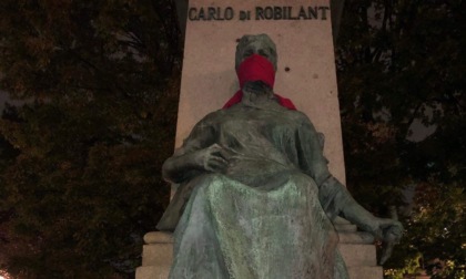 Torino, statue imbavagliate: la protesta firmata Casa Pound