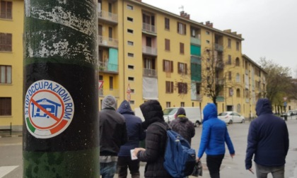 Torino: adesivi case ATC occupate dai rom