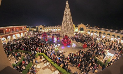 Si accende l'albero di Natale all'Outlet di Serravalle Scrivia