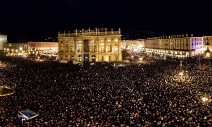 Torino, le Sardine riempiono piazza Castello