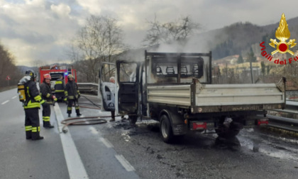 Incendio furgone su A7: nessun ferito