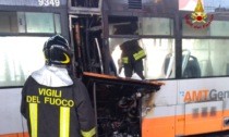 Genova: bus in fiamme in piazza Caricamento