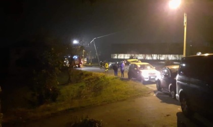 Ovada: auto finisce contro un palo in zona Geirino, strada chiusa