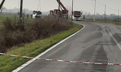 Un camion che trasportava Gpl si ribalta nei campi, strada provinciale temporaneamente chiusa