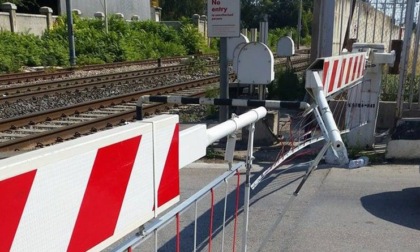 Spinetta Marengo, passaggio a livello chiuso a causa di un treno merci fermo: traffico in tilt