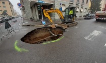 Novi Ligure: cede fognatura in via Cavallotti e si crea voragine