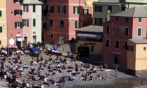 Coronavirus: spiagge della Liguria piene di turisti anche dopo il decreto