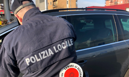 Alessandria: lascia l'auto in doppia fila e reagisce in modo ostile contro l’agente della Polizia Locale