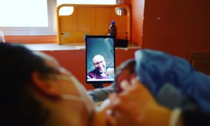 Ospedale San Martino di Genova: padre assiste al parto dal tablet