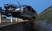 Auto in bilico tra strada e guardrail sulla Torino-Pinerolo