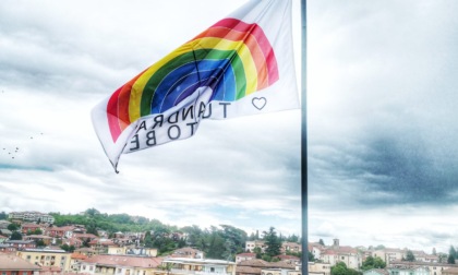 Acqui Terme: una bandiera con scritto #andràtuttobene sventola in città