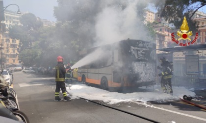 Genova: a fuoco bus in corso Firenze, intervengono Vigili del Fuoco