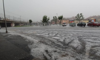 Disagi a Torino e cintura per la pioggia e la grandine fra incidenti, alberi caduti e strade chiuse