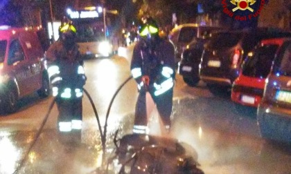 Genova, incidente in corso Solferino, a fuoco uno scooter