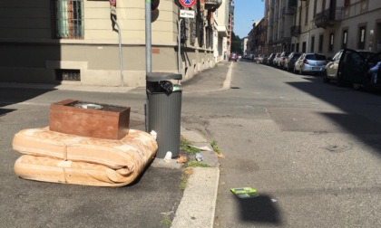 Alessandria: rifiuti per strada in via Legnano