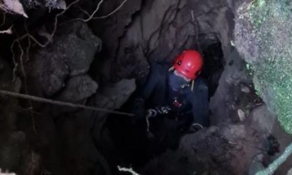 Lerici, Vigili del Fuoco soccorrono cane caduto in crepaccio