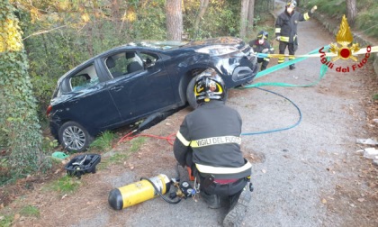 Genova: Vigili del Fuoco recuperano tre persone a bordo di auto fuori strada