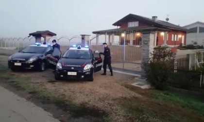 Tragedia a Carignano: uomo spara a moglie e figli gemelli e si toglie la vita