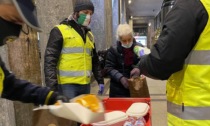 Fahrenheit 451 distribuisce pasti caldi ai senzatetto torinesi