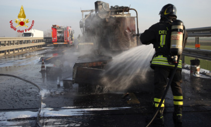 Mezzo pesante a fuoco sulla A21, traffico torna alla normalità