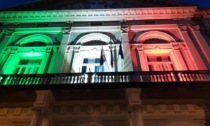 Alessandria: facciata dell'ospedale illuminata con il tricolore