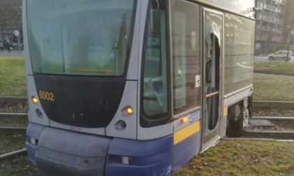 Torino, tram deragliato e spezzato in due, nessun ferito