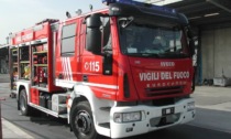 Alessandria: a fuoco dei cassonetti in via La Malfa, l'intervento dei Vigili del Fuoco
