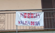 I balconi di Valmadonna si tingono degli striscioni "No biogas"