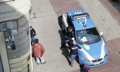 Alessandria: non viene servito al bar, tira le bottiglie in piazzetta della Lega