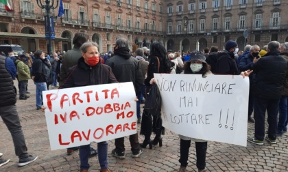 Ambulanti in piazza a Torino: "Noi ultima ruota del carro"