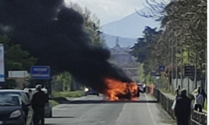 Auto in fiamme all'ingresso di Novi Ligure, nessun ferito