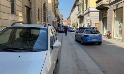 Alessandria, auto della Polizia contro un muro durante un inseguimento