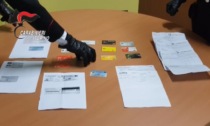 Attivavano contratti telefonici e acquistavano smartphone utilizzando dati e carte di ignari: arrestati