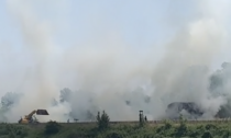 A fuoco camion che trasporta fieno: chiusa tangenziale tra Alessandria e Acqui