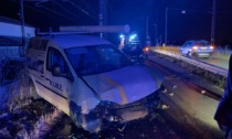 Cantalupo, auto fuori strada al passaggio a livello, guidatore in codice rosso