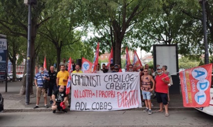 I lavoratori di Cabilog Cabiati davanti alla Prefettura: saltata trattativa sindacale