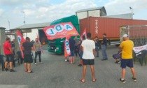 Sciopero a oltranza alla Cabilog di Occimiano: bloccati i camion in uscita dall'azienda