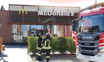 Incendio al McDonald's in via Giordano Bruno ad Alessandria: nessun ferito e situazione sotto controllo