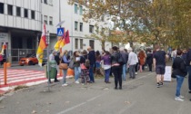 Manifestazione davanti all'ospedale di Alessandria contro il green pass