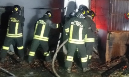 Incendio nella notte a Valenza: a fuoco il portico di un'abitazione