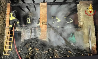 Incendio nella notte a Sezzadio: a fuoco struttura con all'interno legna e paglia