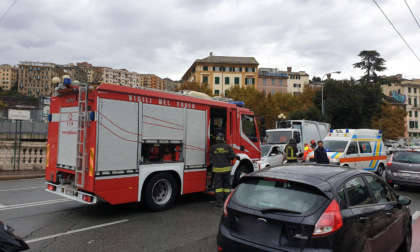 Genova: motociclista finisce sotto un camion in via Adua, non è grave