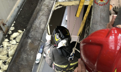 Genova: lamiere in bilico in via Scarsellini per il vento, intervento dei Vigili del Fuoco