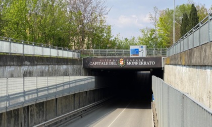 Casale Monferrato, sottopasso di corso Valentino chiuso sabato pomeriggio per installazione insegna turistica