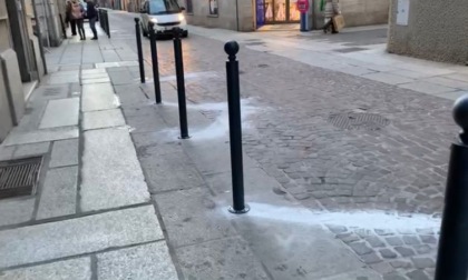 Alessandria: installati nuovi paletti anti-parcheggio selvaggio in via Trotti