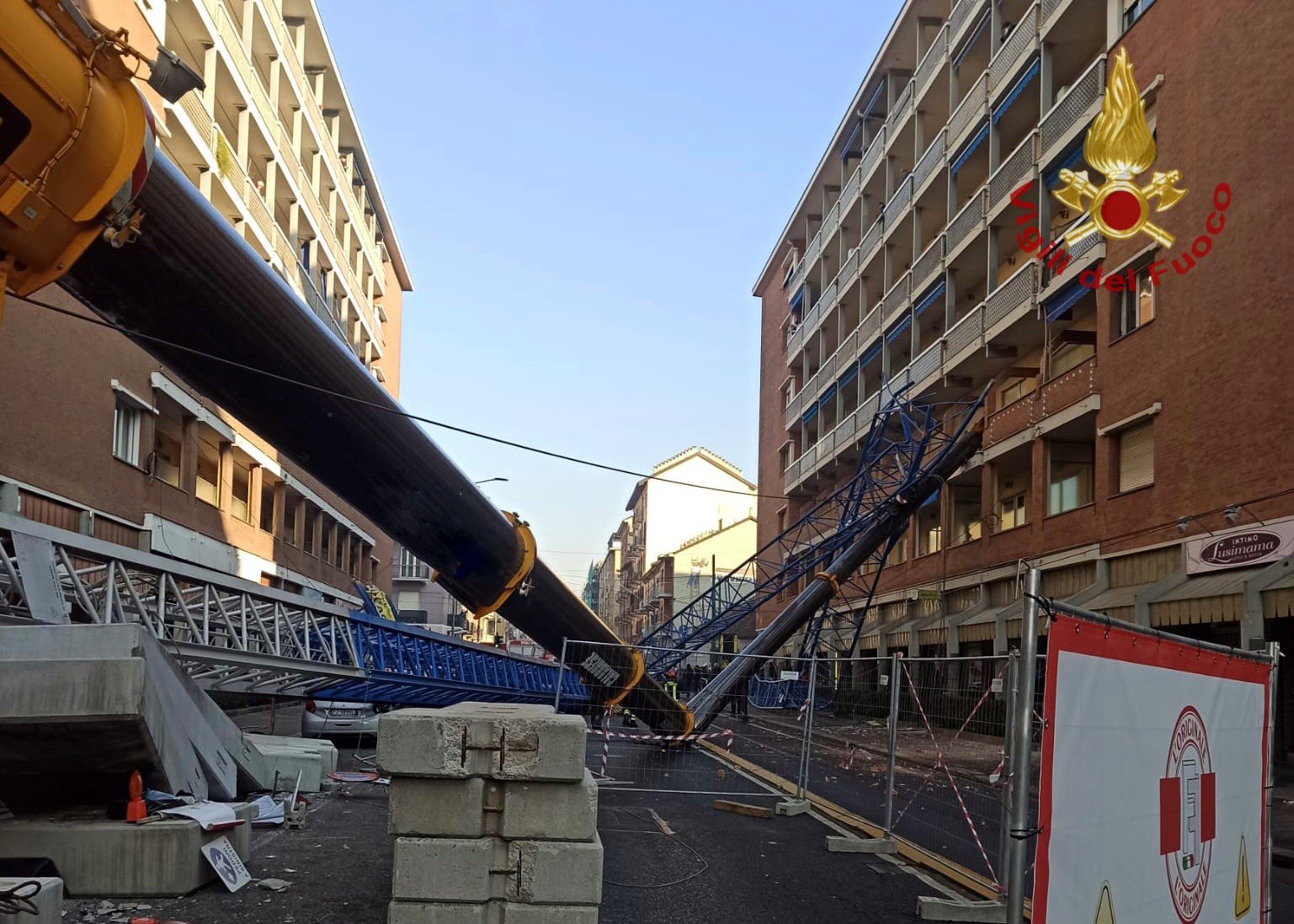 Torino, cade una gru su palazzo in via Genova, tre morti e diversi feriti