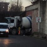 Novi Ligure: betoniera incastrata sotto il ponte: traffico bloccato in via Pagnoletta